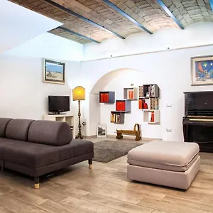 https://orange-tree-house.it-romehotels.com